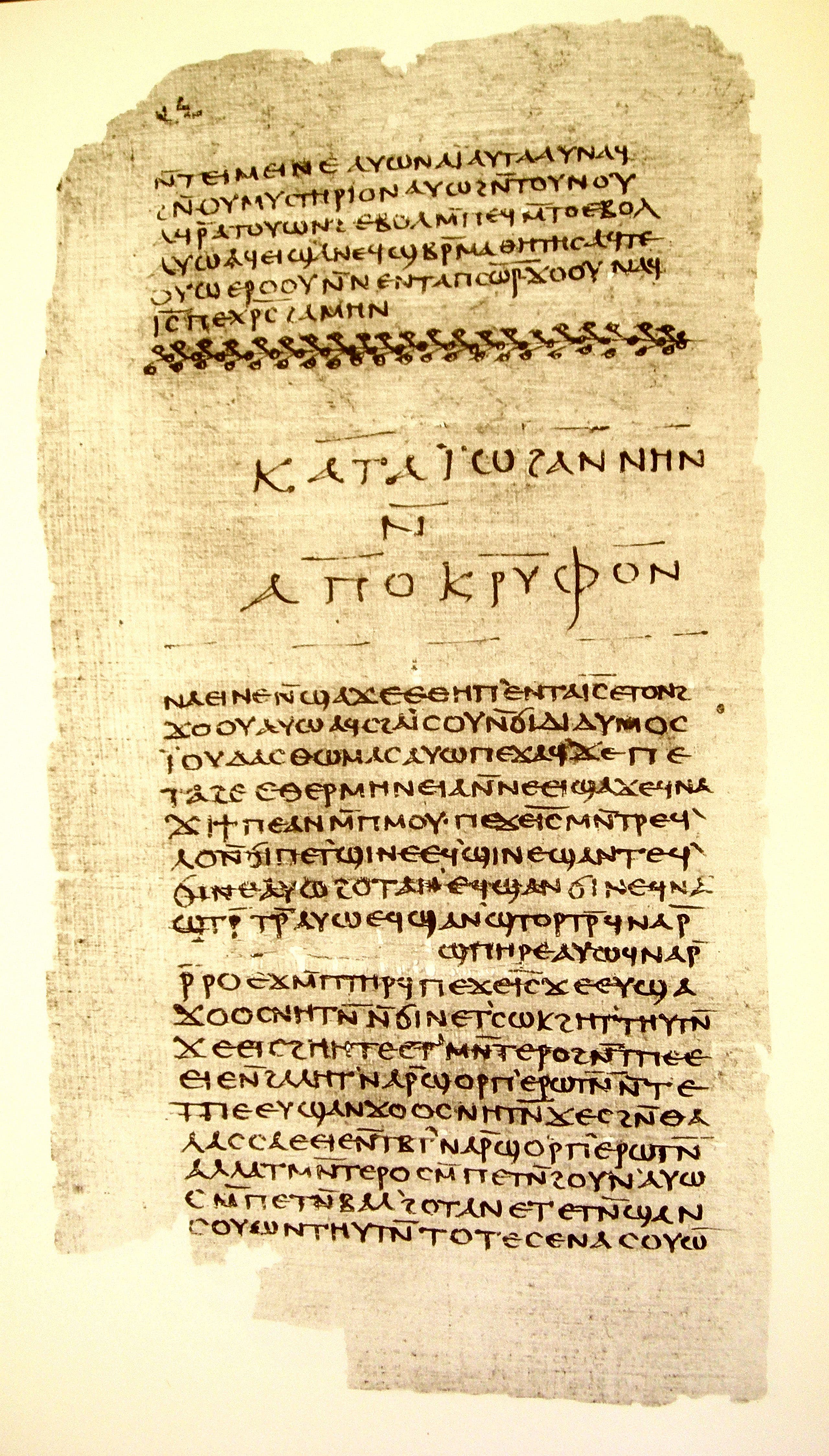 Codex de Nag Hammadi ouvert sur une page de manuscrit copte.